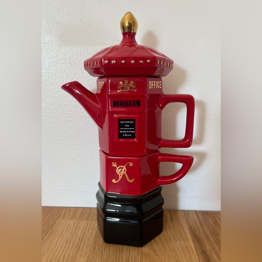 Tea Pot with lid Memories of London Series Red Post Box London Pottery 11” MINT